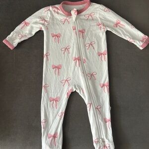 Kyte BABY White Footed One-Piece with Pink Bow Print